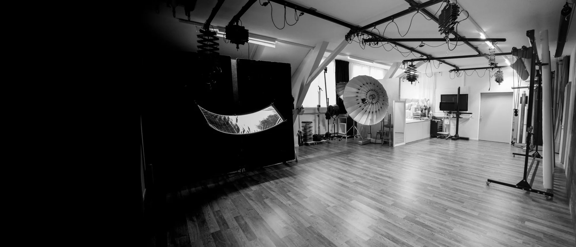 Panoramaaufnahme des Kraftwerk Studios in Krummenau in Schwarzweiss